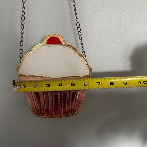 Elegant Cupcake Crossbody Bag - Picture 6 of 6